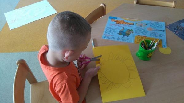 VARNO S SONCEM Otroke smo seznanili kako se zavarovati pred soncem, s pomočjo literature, slikovnega materiala ter pravljic.