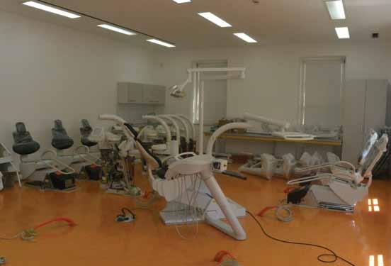 44 Naša bolnišnica Strani Medicinske fakultete UM Simulatoriji za stomatologijo.
