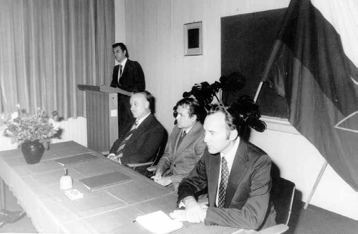 54 Naša bolnišnica Slavnostni govornik Karel Šparaš in podpisniki sporazuma. 26. maja 1976, takrat še prim. Edvard Glaser, ki je obranil disertacijo sredi junija 1976, doc. dr.