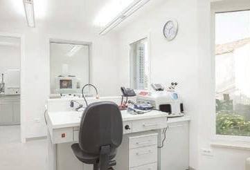 Zobotehnični laboratorij Naši zobotehnični laboratoriji so avantgardni in opremljeni z najsodobnejšimi tehnološkimi napravami, uporabljajo pa se inovativni materiali (kovina-keramika, e.