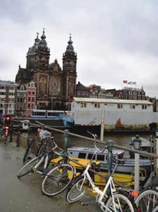 Amsterdam mesto ne{tetih koles v Amsterdamu nih~e posebej ne opazi. Ljudje hitijo vsakodnevnim obveznostim naproti.