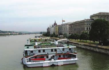 Od Samsa do Bakuja Na Donavi plujejo velikanke, kot je ta na sliki sodobnej{e objekte zabave.