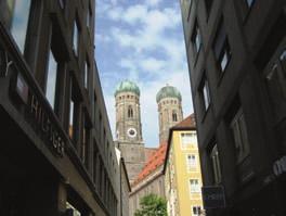 V {estih dneh iz Ljubljane do Pariza in nazaj Chiemsee najve~je bavarsko jezero Cerkev z dvema stolpoma, Frauenkirche, je bila zgrajena v pi~lih 20 letih München prav res zaslu`i dan zase.