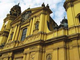 Od Samsa do Bakuja Münchnu je tudi cerkev sv. Kajetana, Theatinerkirche, ki so jo za- ~eli snovati leta 1663, delo pa je bilo zaklju~eno {ele leta 1768.