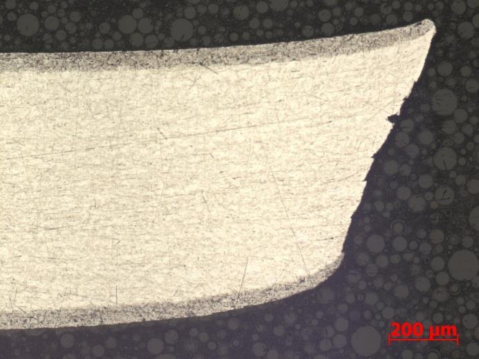Na površino pločevine je navaljana tanka plast zlitine (verjetnoaw-1230).