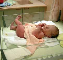stroka - izobraževanje Lidija Žalec Pomen kožnega stika v prvi uri po rojstvu V pričakovanju rojstva otroka se bodoči starši posvetijo učenju o nosečnosti, porodu in novorojenčku.
