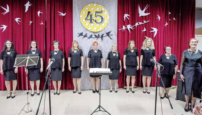 Safirni jubilej Noneta Vitra»45 let ni mačji kašelj!«tem besedam Bernarde Kogovšek, ki jih je izrekla ob praznovanju izjemnega jubileja ženske vokalne skupine, kar verjemite.