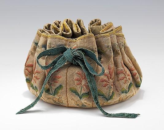 2 Zgodovina ženske torbice 2.1 Torbice po 17. stoletju Torbice, ki se pojavijo ob koncu sedemnajstega stoletja, so bile podaljšan del obleke, pritrjen za pas.