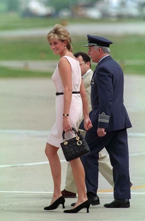Slika 11: Princesa Diana z Lady Dior (Vir: http://www.vogue.com/article/oscar-nominees-should-wear-red-carpet-2015) 3.1.4 Sarah Jessica Parker Igralka Sarah Jessica Parker (Slika 12) je zaradi svoje vloge v seriji Seks v mesu postala modna ikona.