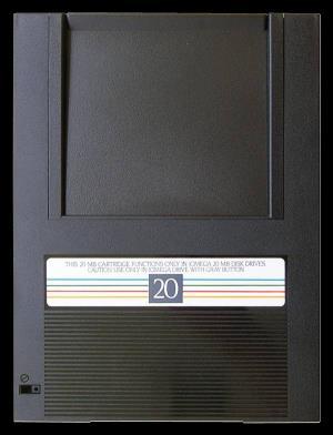 Ostali arhivski mediji (USB, Tračne enote, ) Slika 5.3: Disketa Bernoulli Box [32]. Leta 1995 je podjetje Iomega tržišču predstavilo tehnologijo ''ZIP drive'' (Slika 5.
