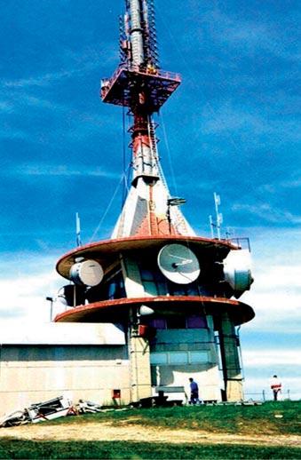 Sedanja podoba Oddajnega centra Plešivec je nastala leta 1977, ko so vedno večje potrebe po prostoru narekovale zamenjavo prvotnega stolpa z modernejšim in višjim cevastim stolpom, ki sega več kot 60