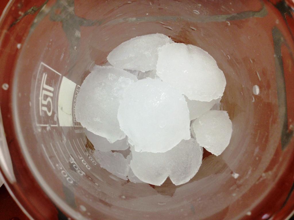 Slika 28: "Ledena gora" 5 % koncentracija Rezultati: Ţe po videzu takoj opazimo, da so kocke pri 10 % koncentraciji bolj bele kot kocke pri 5 %, kar je razvidno iz slike 27 in 28, saj se je več soli