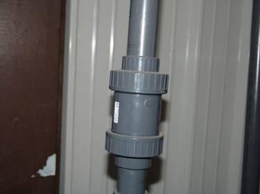 5: a) Vstopni rezervoar b) VG1 Ročni ventil c) Centrifugalna črpalka PC1 Pred prvo črpalko PC1 (slika 4.