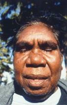 Domačini v Avstraliji Staroselci temne polti Aborigini, so iz Južne Azije v Avstralijo pripluli že v kameni dobi in se naselili na severu celine.