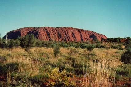 Ayers rock, Ayersova skala ali, kot mu pravijo domačini, Uluru, je ogromen osamelec, sestavljen iz peščenjaka.