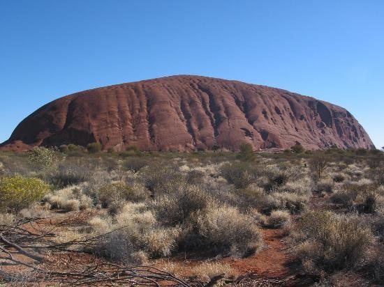 Uluru prepredajo številne majhne jame.
