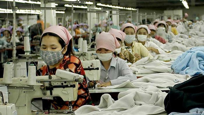 Slika 1: Azijske tekstilne delavke 2.2 Hitra in počasna moda Moda je močan komunikator, ki govori o našem družbenem položaju in spolu ter nosi posebna sporočila.