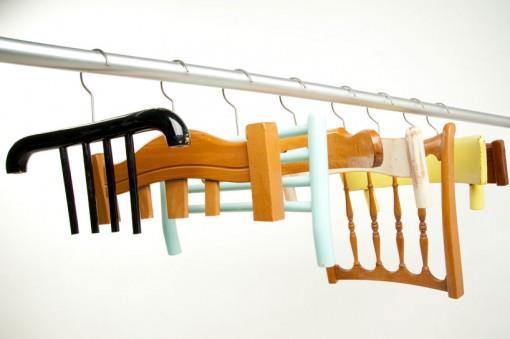 Slika 8: Antonello Fuse, obešalniki iz recikliranih stolov Vedno več modnih podjetij se odloča, da v svoje kolekcije vključi reciklirana vlakna, tkanine ali oblačila.