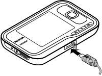 Internet in povezovanje Priklapljanje podatkovnega kabla USB Priključek USB je pod pokrovčkom. Priključek USB je namenjen le prenosu podatkov in ne podpira polnjenja baterije.