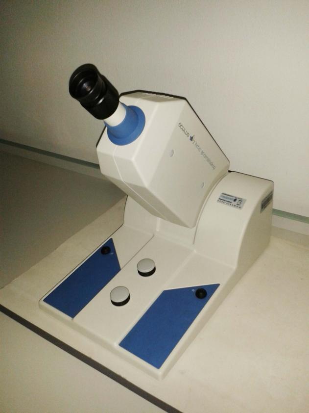 Anomaloskop Specifično diagnozo motnje barvne prepoznave potrdimo s preiskavo mrežnice z anomaloskopom, kot je na primer HMC Anomaloskop MR (OCULUS Optikgerate GmbH, Nemčija, Slika 1.19).
