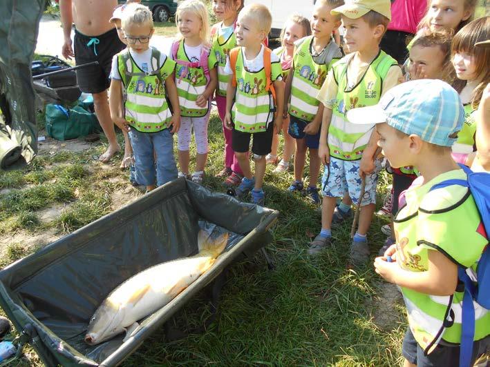 Školka u rybníka Šimlochy V září se uskutečnil víkendový pobyt v rekreačním středisku Sloup, a to ve spolupráci MŠ a sdružení Vojkovická rozinka. Také se uskutečnily schůzky s rodiči.