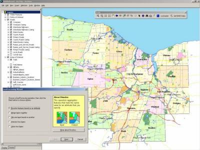 5 Slika 1: Primer namizne aplikacije GIS (Monroe County. Dostopno na: http://www.monroecounty.gov/gis-what_is_gis.php, 10.9.2010) 2.3.