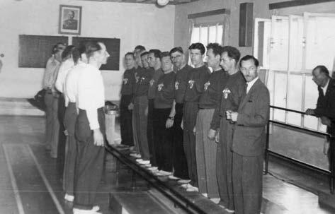 »VIDEOSPOMIN«LETO 1953: Pred zgodovinsko prvo tekmo ob otvoritvi dvosteznega kegljišča v Rušah Ekipa KK Ruše v