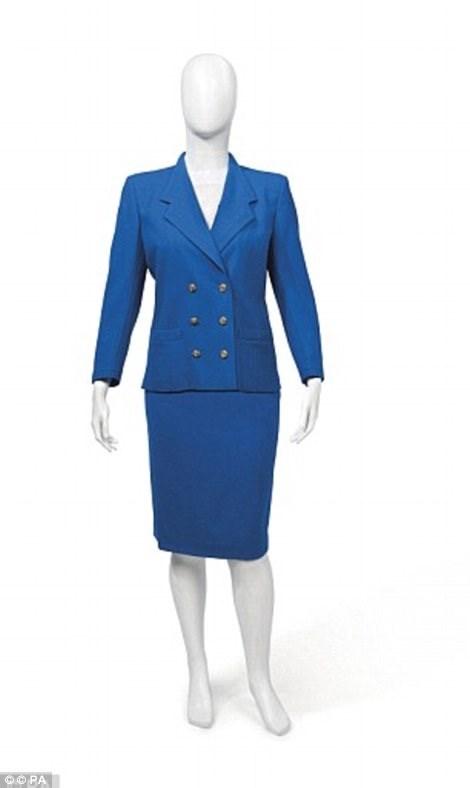 Molloy-ja 5, Dress for success (1975) in Women: dress for success (1980), ki je ženskam priporočal uniformo, ki naj bi jim pripomogla pri doseganju avtoritete in spoštovanja na delovnem mestu.