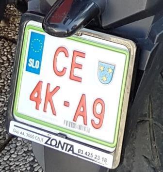 Slika 1: Registriran skuter (foto: Ema Ban, 2019) Registrska tablica za mopede z največjo dovoljeno hitrostjo 25 km/h ima registrsko označbo rdeče barve, je pravokotne oblike in velikosti 15 cm x 11