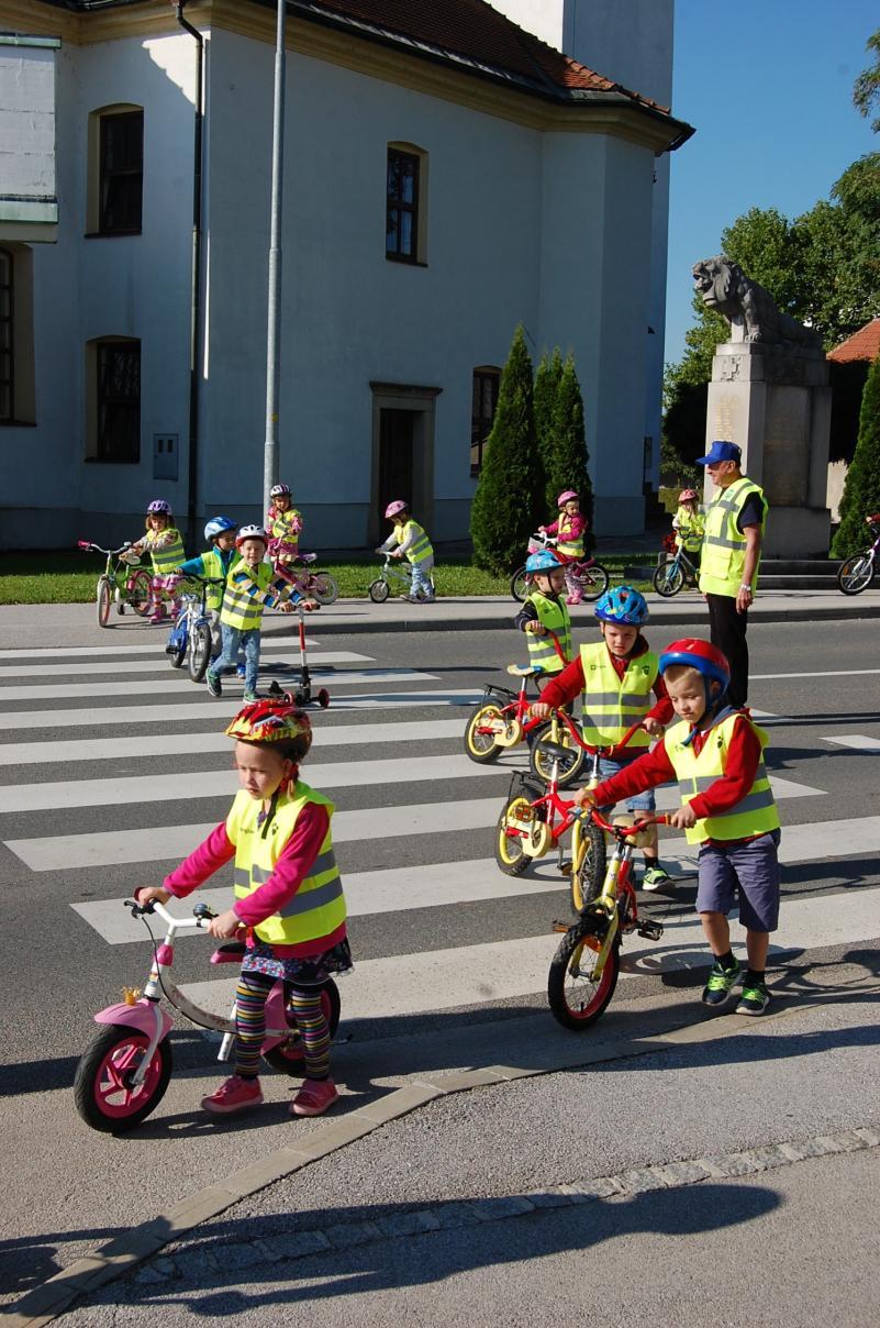 Slika 34: Varno prečkanje ceste (foto: Neža Jurko) Šolarji vedno pogosteje uporabljajo tudi skiroje in rolke, zato je potrebno tudi za njihovo prometno varnost potrebno primerno poskrbeti.