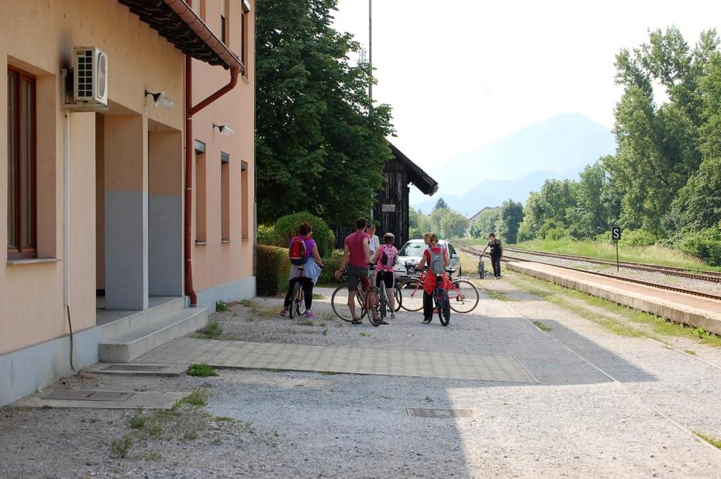 Izvedba kolesarnice je nujna na železniški postaji, kjer lahko potniki, ki se odpravijo na pot z vlakom, shranijo kolo, s katerim so se pripeljali od doma.