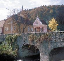 NASELJA IN PREBIVALSTVO Znameniti kamniti petprekatni most s konca 17. stoletja, ki povezuje bregova Mirne in oba dela istoimenskega naselja. (M. K.
