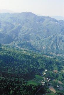POVR[JE Pogled iznad severnega pobo~ja Jatne (866 m) na Kum (122 m) onstran doline Sopote.