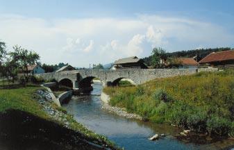 POVR[JE Triprekatni kamniti most ~ez Bistrico na Bistrici pri Mokronogu je