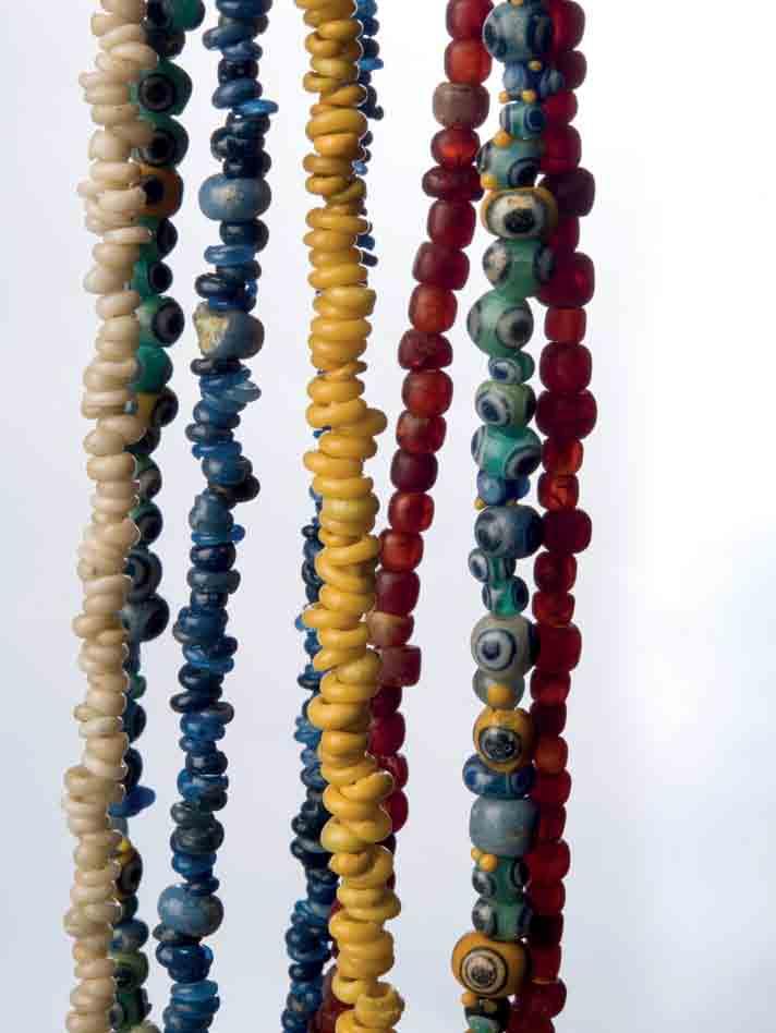 Ogrlice iz steklenih in jantarnih jagod Novo mesto, Kapiteljska njiva, grob V/35 5. 4. stoletje pr. n. št.