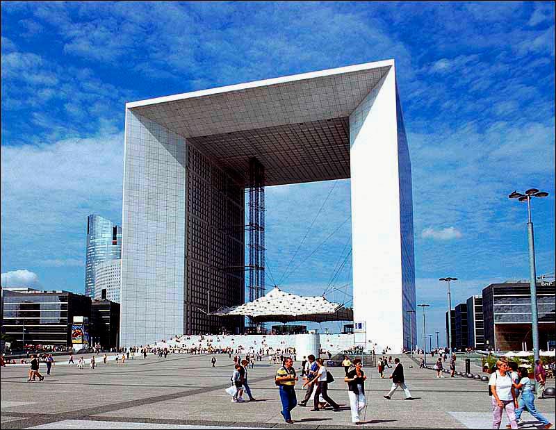 Oblika kot ponazoritev povezave med preteklostjo in prihodnostjo: Primer: Slavolok La Grande Arche v Parizu kot futuristično nasprotje klasicističnega Slavoloka zmage (Arc de