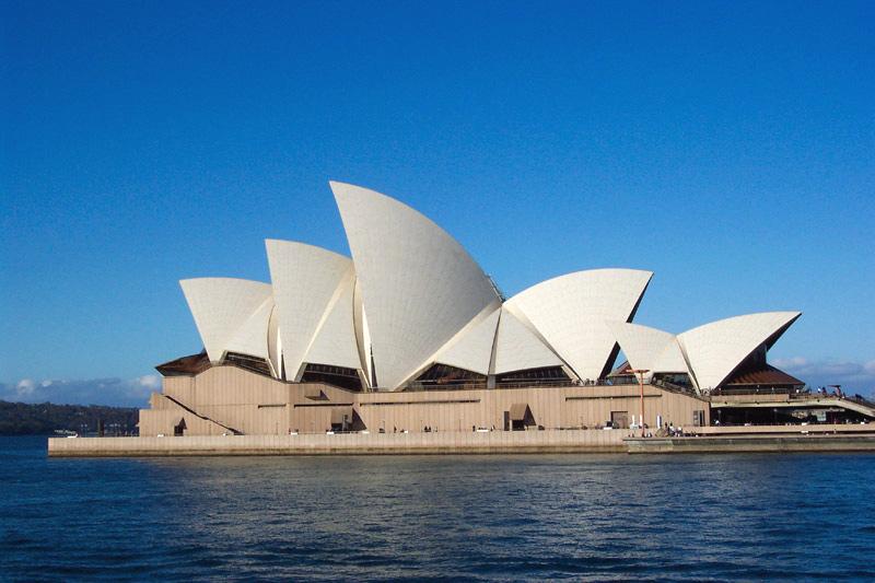 Oblika kot odraz skladnosti z obdajajočo pokrajino: Primer 1: Sydneyjska opera, ki stoji ob morju in daje vtis mogočne jadrnice (arhitekt: Jorn Utzon).