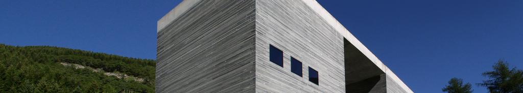 daje zgradbi vtis organskosti, obenem pa odbija svetlobo in ustvarja izjemne barvne učinke (arhitekt: Frank Gehry) Primer 2: Zunanjost nogometnega štadiona v Münchnu (Allianz Arena)
