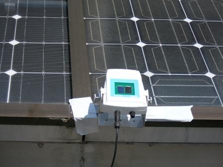 Po preveritvi smo na streho namestili merilni instrument, ki je meril gostoto moči sončnega sevanja G [W/m 2 ]. Na sliki 4.