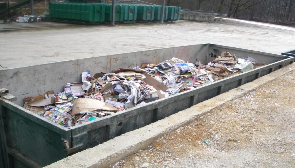 Zbiralni center ima ločene prostore za zbiranje komunalnih odpadkov, ki gredo naprej na deponijo v Hrastnik. Drugi del sestavljajo veliki zabojniki za odpadno embalaţo.
