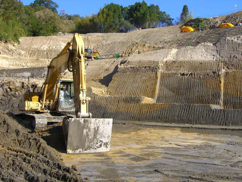 Geomehanska zasnova varovanja globoke gradbene jame Stran 6 gradbišče ob reki ali kakršnem koli drugem večjem vodnem viru varujemo z zemeljsko pregrado. Slika 2.