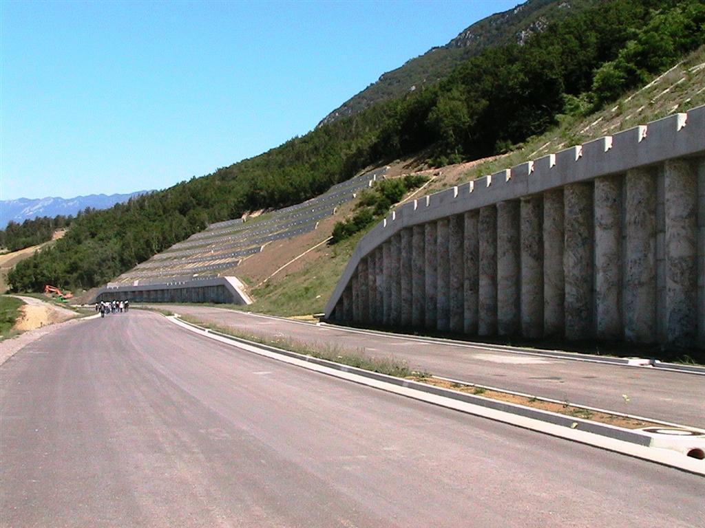 Geomehanska zasnova varovanja globoke gradbene jame Stran 12 stene uporabljajo pri gradnji tehnično zahtevnejših avtocestnih odsekov, sanacijah plazov ter tudi pri varovanjih gradbenih jam v strjenih