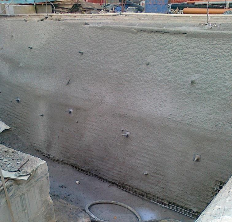 5 Slika 2.1: Brizgani cementni beton s pasivnimi sidri [lastni vir] 2.1.2 SN sidra SN sidra so pasivna sidra, izdelana iz rebrastih jeklenih palic; eden izmed koncev palic mora imeti ustrezen navoj, na katerega se pritrdi sidrno ploščico in matico.