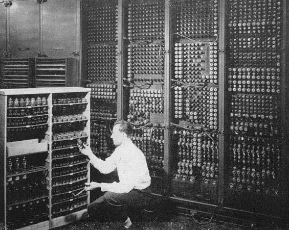 Slika 19: ENIAC (www.staps.uhp-nancy.fr/informatique/eniac_fichiers/eniac4.jpg) Istega leta, kot je bil končan ENIAC, se je pojavila ideja o shranjenem programu.