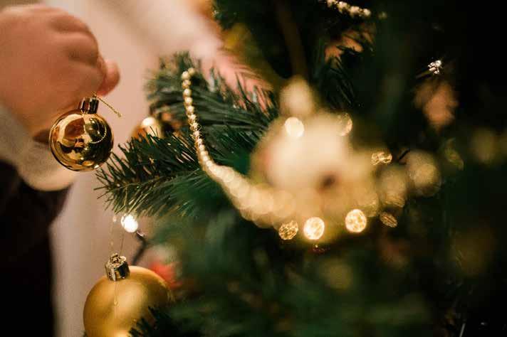 40 HOBIJI NAŠIH ZAPOSLENIH UTRIP december 2020 Nejc Pavlič Osnove fotografije - 6. del Božične in praznične zabave pomenijo zbrano družino in prijatelje.