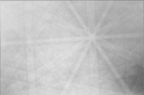 zaslonu, kjer tvorijo uklonsko sliko Kikuchijev vzorec (Slika 12). Uklonska slika je karakteristična za kristalno strukturo in orientacijo področja vzorca, kjer je bila generirana.