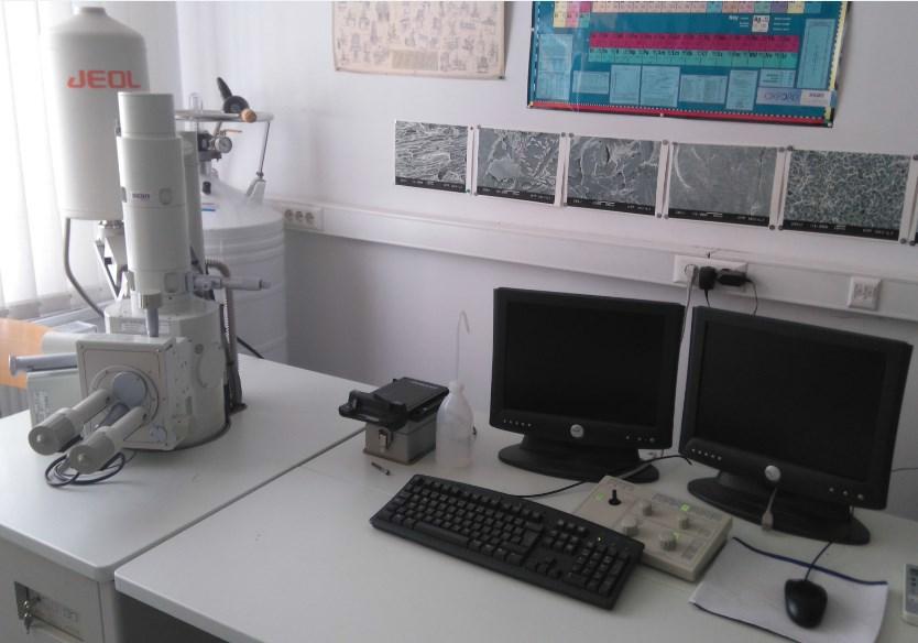 3.2.3 Vrstična elektronska mikroskopija (SEM) Za preiskavo vzorcev smo uporabili vrstični elektronski mikroskop Joel JSM 5610 z energijsko disperzijskim spektrometrom rentgenskih žarkov (EDXS) (Slika
