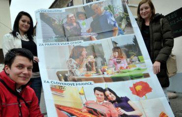 Slika 19:»S plakatno akcijo pri kampanji Za vse družine sporočajo, da v Sloveniji obstajajo različni tipi družin in partnerstev«. (Foto: Tamino Petelinsek/STA) Vir: http://www.dnevnik.