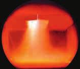 Temperaturno obstojne litoželezne rešetke usmerjajo plamen v zgorevalno komoro. Pod njo so zračne šobe, ki so potrebne za popolno izgorevanje.