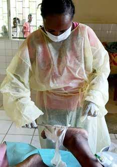 14 PO SVETU Katja Ravnikar, laiška misijonarka, o življenju na Madagaskarju Zdravstvena oskrba na Madagaskarju Zdravnica v ordinaciji Medicinska sestra pri delu V teh dneh so tudi na Madagaskar